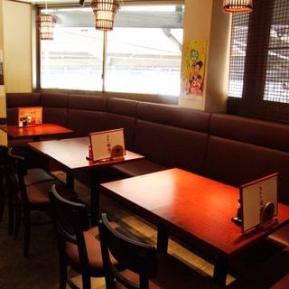 If you have children, there are seats where you can catch a glimpse of the train. . . Sofa seats are very popular for banquet reservations.