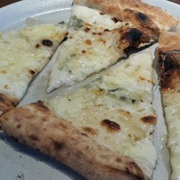 The Kitchen Salvatore Cuomo GINZA - ゴルゴンゾーラとはちみつのピザ。メッチャ、美味しい♪