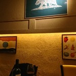 シーケーズ キッチン - 入り口側から店内の壁。