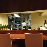 シーケーズ キッチン - 店内からオープンキッチン。