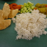 KANNA CURRY HOUSE - NASI SAYUR（ご飯セット）RM6.60は、野菜の副菜3品とパパド（おせんべい）付き