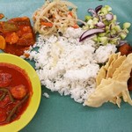 KANNA CURRY HOUSE - NASI SAYUR（ご飯セット）RM6.60に、追加したおかず（左の小皿や右の魚グリルなど）