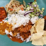 KANNA CURRY HOUSE - ポットで運ばれて来る3種類のカレーをかけて、野菜やおせんべいと混ぜて食べると美味しい！