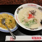 ラーメンとミニ炒飯のセットです。(2018年10月)