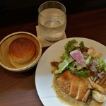 Furansu Shokudou Ronrone - 若鶏胸肉のパン粉焼きブラックオリーブのソース、ふんわり素朴な自家製パン