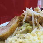 ラーメン二郎 - ブタの厚み