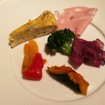 カンティーナ・アルバロンガ - ふっくらフリッタータやなめらかなモルタデッラほか、野菜メインで彩り豊かな前菜盛り合わせ