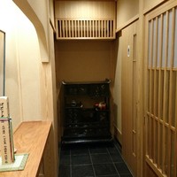 すし崇 - 玄関入ったところ 
                右の 引き戸開けると カウンターが あります