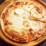 チーズだらけのピザ