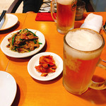 台湾菜館 - 生ビールセット980円（税込）２つ   キムチサービス