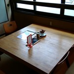 Kawa COFFEE - 低いテーブルに座椅子がいいですね!!