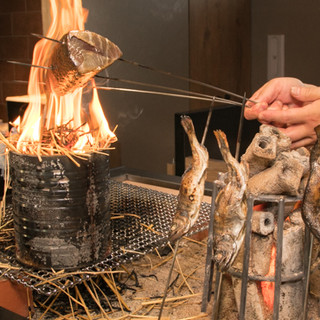 注文を受けてからワラで焼き上げる鰹のタタキは、まさに炎の芸術