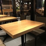 デイビット・マイヤーズ カフェ - 落ち着くテーブル席