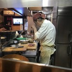 とん太 - 丁寧な手さばきです。 さすがです！