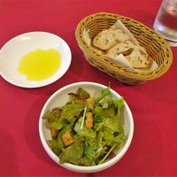 アレーナ・ロッサ - ランチ：サラダ、パン
