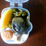 峠の釜めし おぎのや - お新香　粕漬　ナス　沢庵　梅干　キュウリ