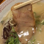 博多まんまる - ﾁｬｰｼｭｰは豚ﾓﾓ肉で、大きめなｶｯﾄだが少し薄い。味は素直な肉味。