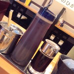 博多まんまる - 卓上調味料その２、おろしﾆﾝﾆｸ、黒ｺｼｮｳ（ﾍﾟｯﾊﾟｰﾐﾙ）、ﾗｰﾒﾝﾀﾚもある