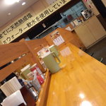 博多まんまる - 結構広くて、仕切ありの対面ｶｳﾝﾀｰ、ﾃｰﾌﾞﾙ席、小上がりの座敷もある