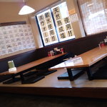 博多まんまる - 内装は暖色と木目を基調とした大衆的で落ち着けるｼﾝﾌﾟﾙな空間