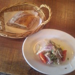 IL BAFFO - 前菜とパン（ランチ）