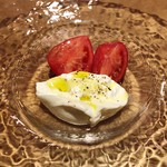 スガハラ - ブッラータチーズ + トマト（アップ）