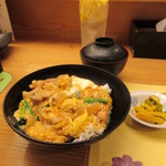 味処 大丸 - 親子丼 650円、美味しいです、後ろの生レモンチューハイ 600円