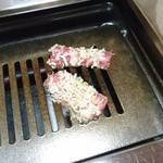 Yakiniku Minamitei - 我が家は焼き過ぎ防止のためガンガン焼きません(^0^;)
                        片面だけサッとあぶって超ウマイ♪