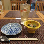 味処 大丸 - 一杯目はハイボール、この日のお通しは茄子の揚げびたし