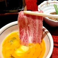 荒井屋 万國橋店 - 先ずはお肉のテイスティング
                (良い子はマネをしないで下さい)