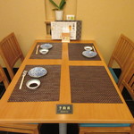 味処 大丸 - テーブル席