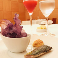 フランス料理 壺中天 - シャドークイーン(じゃがいも)チップス、ケークサレはアンチョビや野菜を練りこんで、さんまの燻製