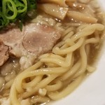 麺屋 六感堂 - 背脂煮干中華そば（太麺）