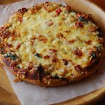 ドゥ・ソレイユ - 別オーダーでパン屋さんのピザをGetしました。このサイズで1500円でした。具材のアレンジも対応してくれます。宅配ピザより良いです！