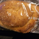 パティシエ エス コヤマ - ビスケット生地のクリームパン