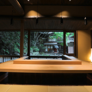 【1階/寿司カウンター月】中庭を見晴らす8名限定のお席