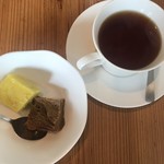 バンダラ ランカ - デザートと紅茶。渋めでおいしい。