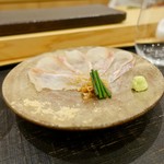 あま木 - ［2018/10］酒肴③ 大山水道産くえの刺身 湯引きした皮 わけぎ 焼き塩 わさび