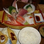 味の食彩館 - 特別定食。刺身の舟盛りに料理が一品つきます。この日は鯵とイカリングフライ。刺身も日によってちょっとずつ違います。味噌汁とご飯がついて夜は1200円、ランチは1000円。