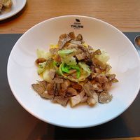 アルティザン ドゥ ラ トリュフ パリ - 豚バラ肉のコンフィとシャテーニュ栗のタリアッテ　秋トリュフと一緒に
                