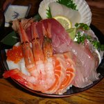 味の食彩館 - 海鮮丼840円、写真はホタテですが生牡蠣が入荷してると生牡蠣になったり。
      