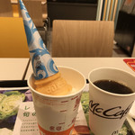 マクドナルド - 料理写真:ホットコーヒー(S）と ソフトツイスト… 今回は KODOのアンケートクーポンで♪ 男性と女性の店員さんの応対がとても丁寧で 好印象でした (^^)2018年10月27日(土曜日）夕刻に。