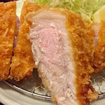 とんかつ まさむね - 脂身とのバランスが良くとても綺麗な断面。
      中央部は少しピンク色となっていて柔らかさが伝わります。