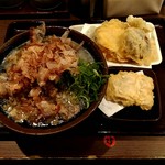 香川 一福 - 肉うどん冷、とり天、野菜天盛り合わせ