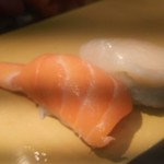 立喰 美登利 - とろサーモン120円とホタテ120円