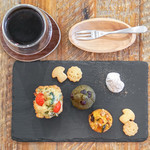 オシオ ヒーリングスペース&カフェ - ブロッコリーとトマトのお野菜ケーキ、米粉のカボチャマフィン、米粉の抹茶マフィン、コーヒー