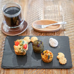 オシオ ヒーリングスペース&カフェ - ブロッコリーとトマトのお野菜ケーキ、米粉のカボチャマフィン、米粉の抹茶マフィン、コーヒー