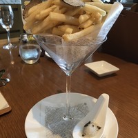 グランド キッチン - トリュフソルトを添えたフライドポテト