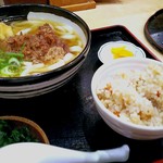 麺 和田や - 肉ごぼううどん(\730)、かしわ飯(\170)