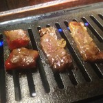 焼肉 平安郷 - 焼いてるの図。